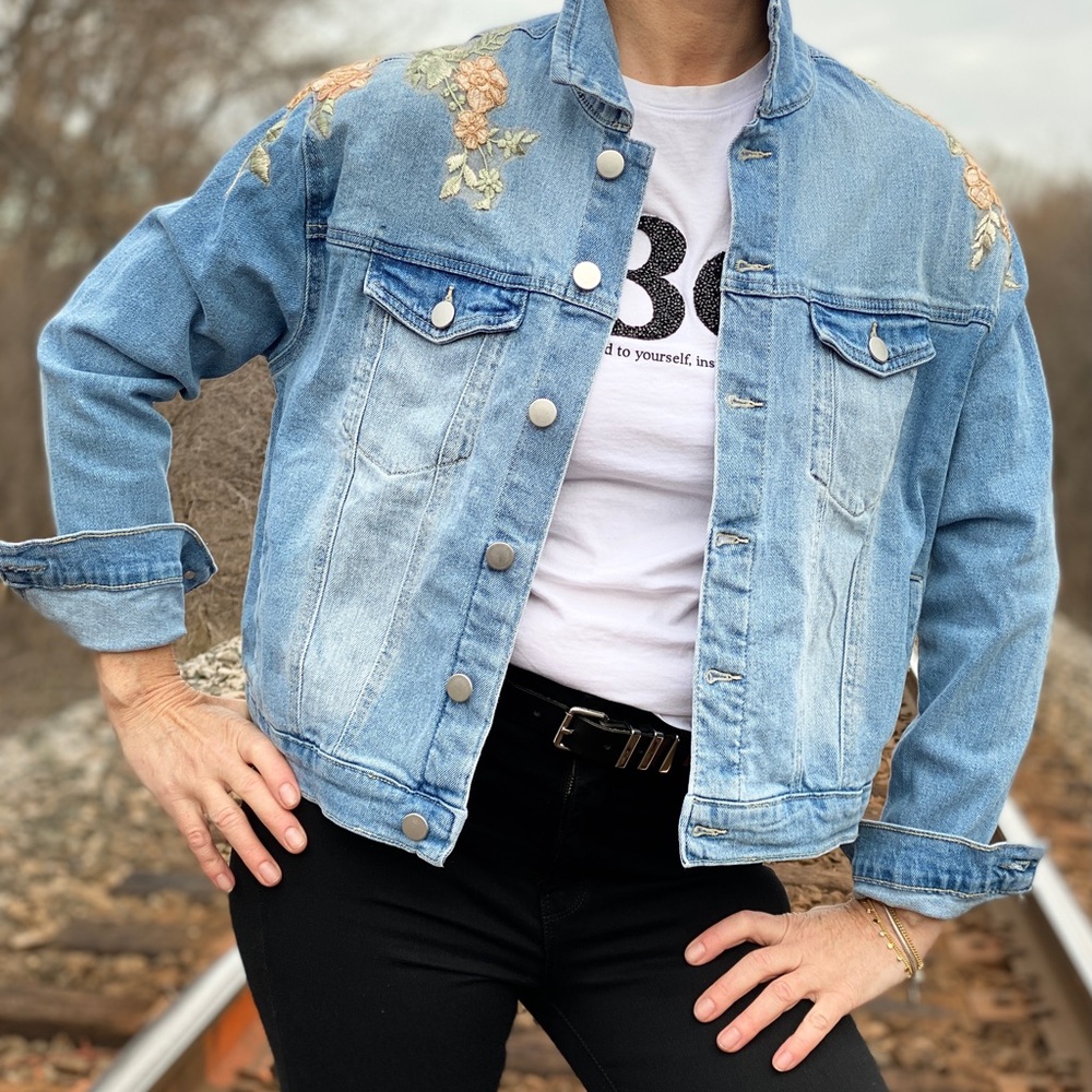 Jean oversize jacket, blue with a lace embellished on the shoulders